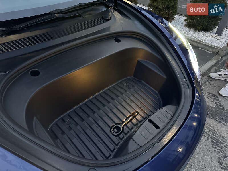 Седан Tesla Model 3 2022 в Киеве