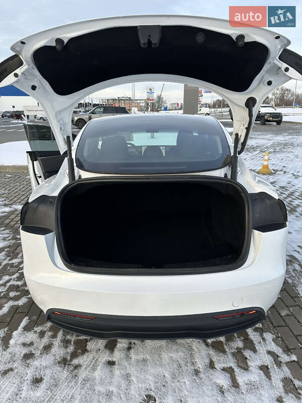 Седан Tesla Model 3 2024 в Львові