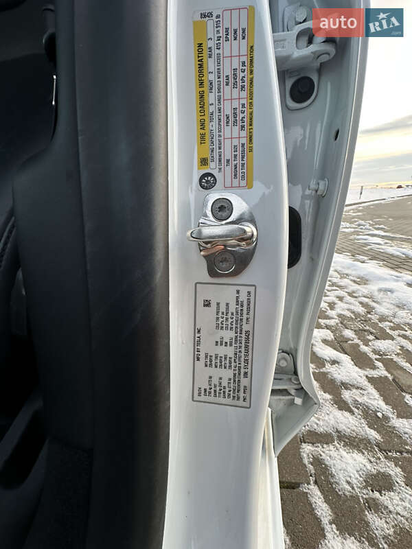 Седан Tesla Model 3 2024 в Львові