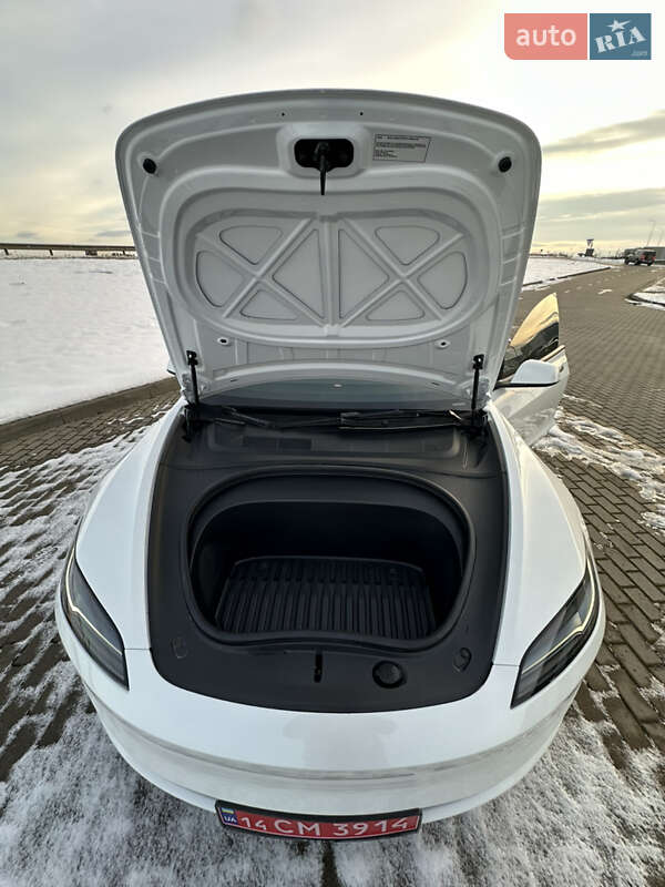 Седан Tesla Model 3 2024 в Львові