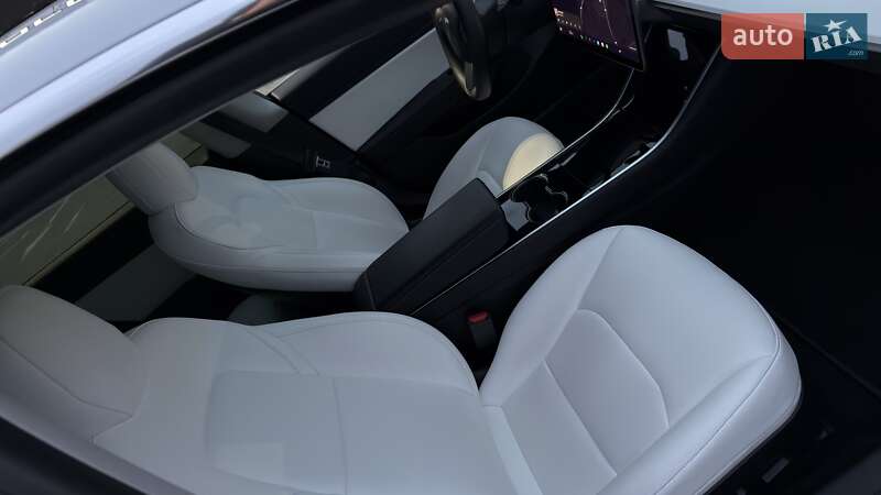 Седан Tesla Model 3 2020 в Києві
