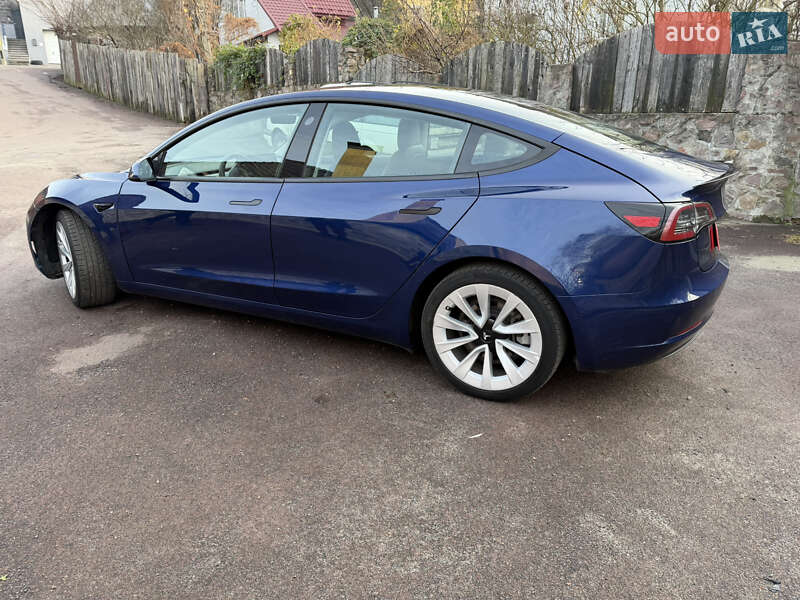 Седан Tesla Model 3 2022 в Киеве