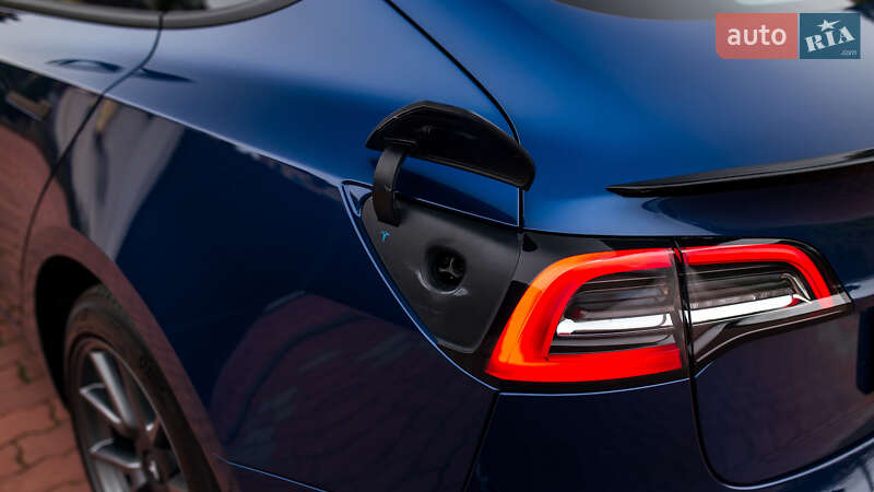 Седан Tesla Model 3 2019 в Чернівцях