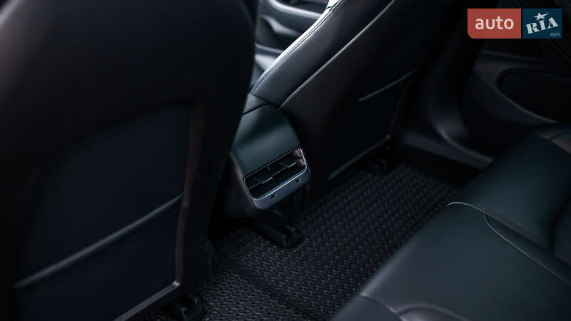 Седан Tesla Model 3 2019 в Чернівцях