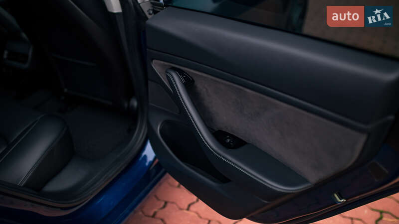 Седан Tesla Model 3 2019 в Чернівцях