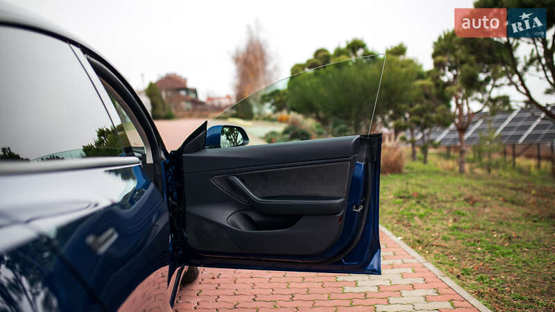 Седан Tesla Model 3 2019 в Чернівцях