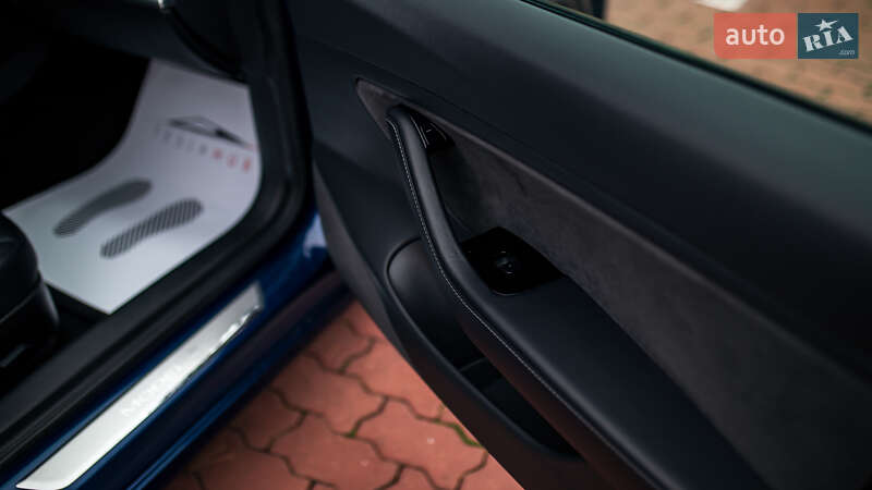 Седан Tesla Model 3 2019 в Чернівцях