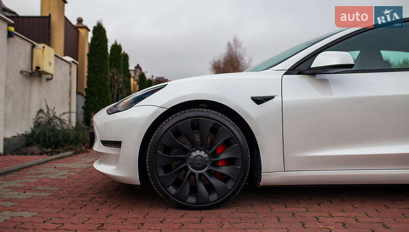 Седан Tesla Model 3 2023 в Чернівцях