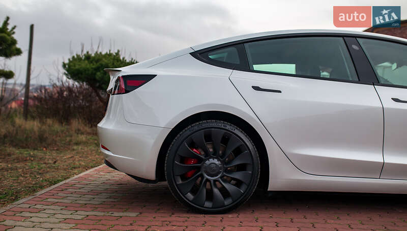 Седан Tesla Model 3 2023 в Чернівцях