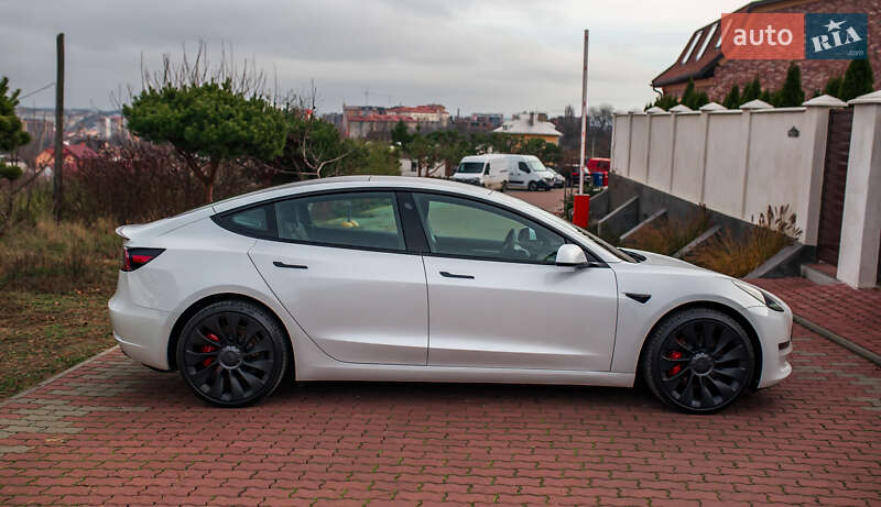Седан Tesla Model 3 2023 в Чернівцях