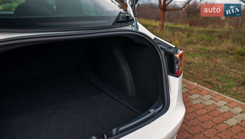 Седан Tesla Model 3 2023 в Чернівцях