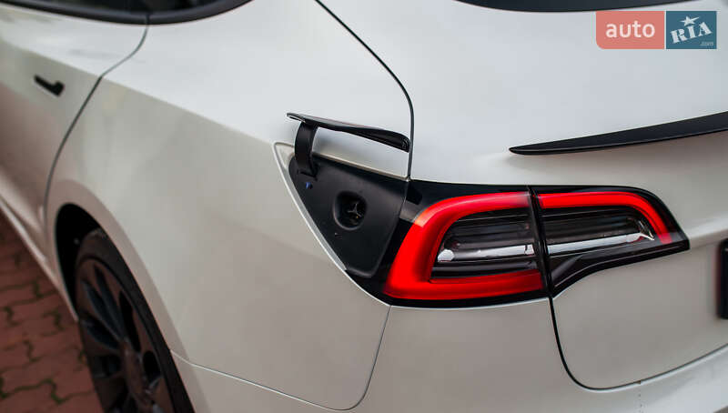 Седан Tesla Model 3 2023 в Чернівцях