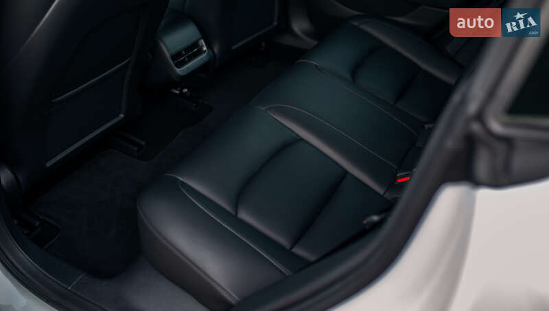 Седан Tesla Model 3 2023 в Чернівцях