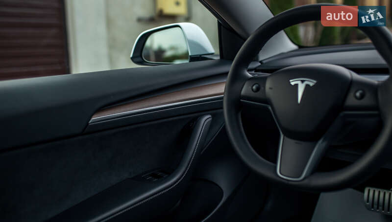 Седан Tesla Model 3 2023 в Чернівцях