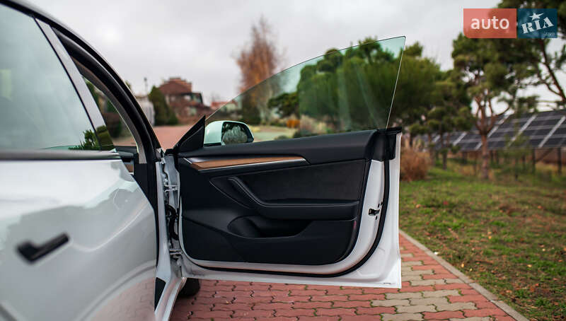 Седан Tesla Model 3 2023 в Чернівцях
