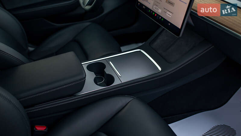 Седан Tesla Model 3 2023 в Чернівцях