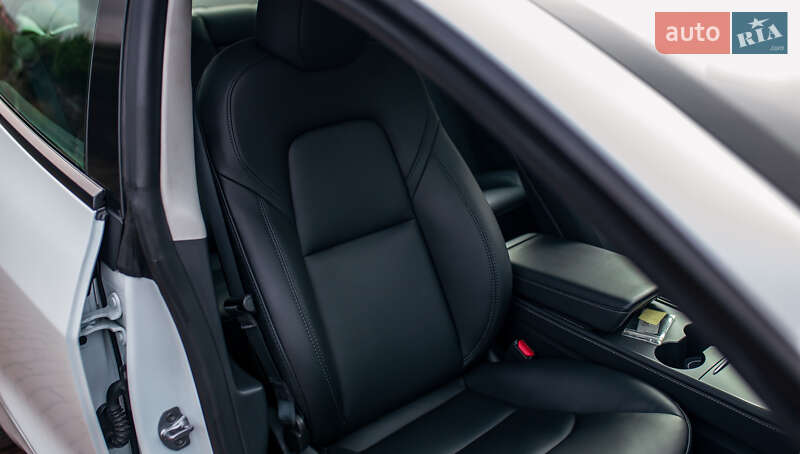 Седан Tesla Model 3 2023 в Чернівцях
