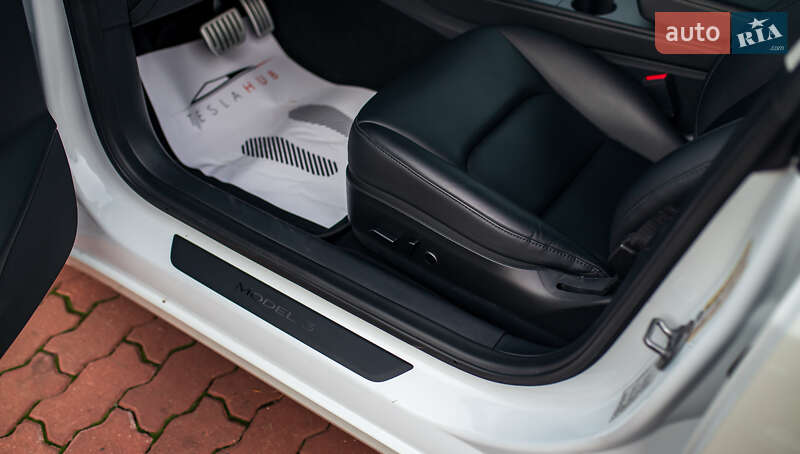 Седан Tesla Model 3 2023 в Чернівцях