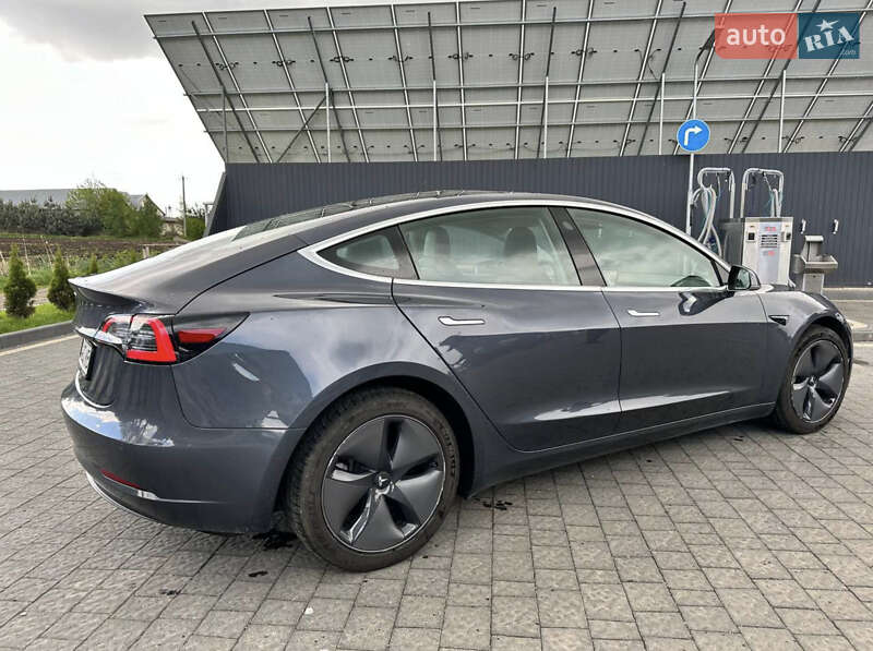 Седан Tesla Model 3 2019 в Львове