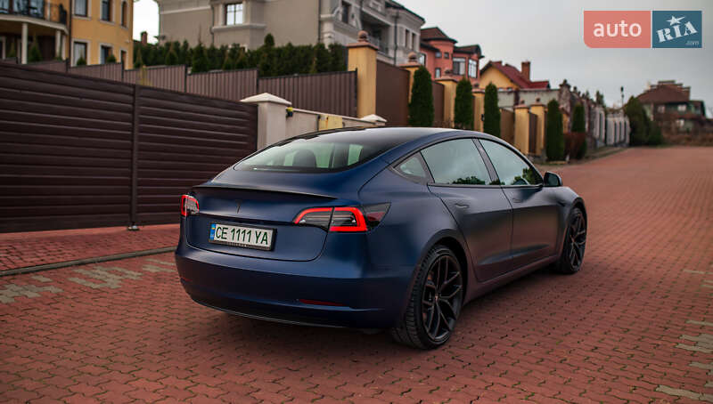 Седан Tesla Model 3 2022 в Черновцах