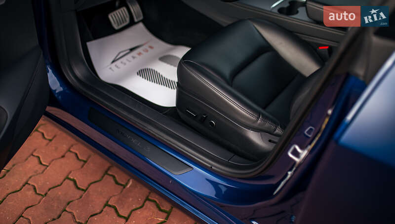 Седан Tesla Model 3 2022 в Черновцах