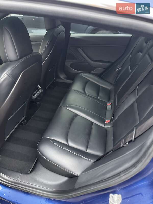 Седан Tesla Model 3 2020 в Ужгороді