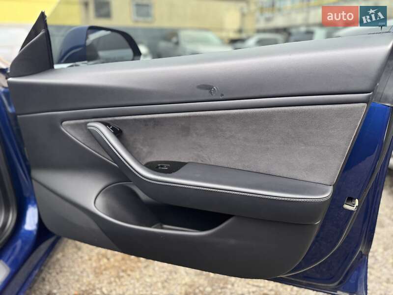 Седан Tesla Model 3 2020 в Ужгороді