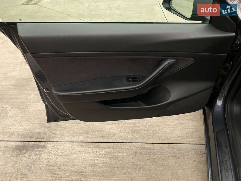 Седан Tesla Model 3 2021 в Луцке