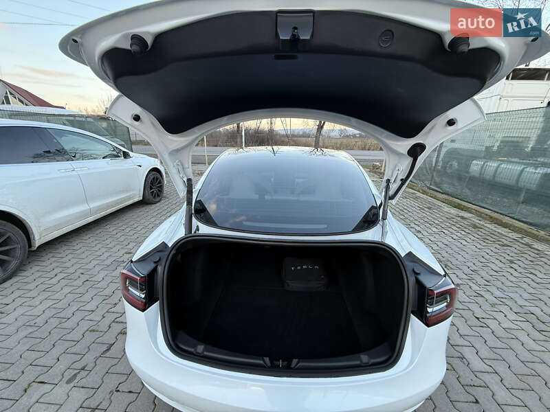 Седан Tesla Model 3 2023 в Хусте