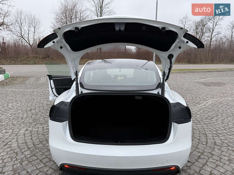 Седан Tesla Model 3 2024 в Золочеві
