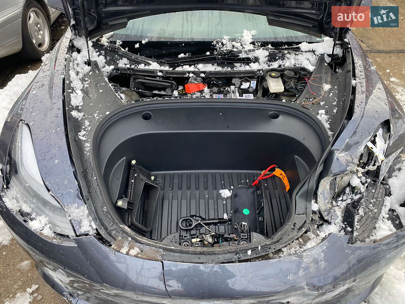 Седан Tesla Model 3 2021 в Киеве