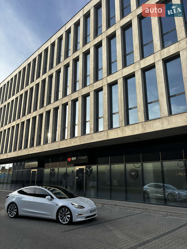 Седан Tesla Model 3 2019 в Львові