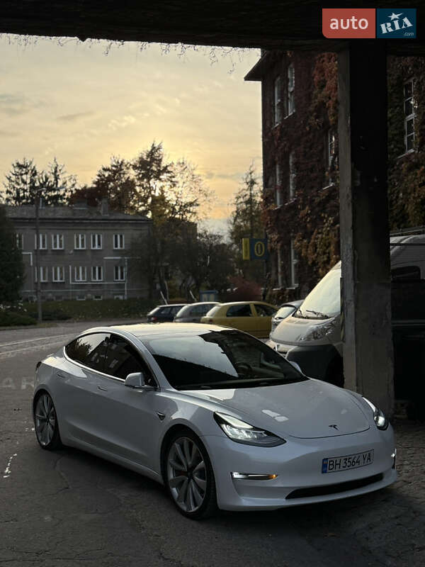 Седан Tesla Model 3 2019 в Львові