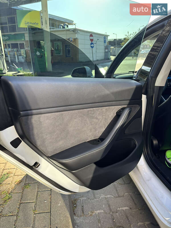 Седан Tesla Model 3 2019 в Львові