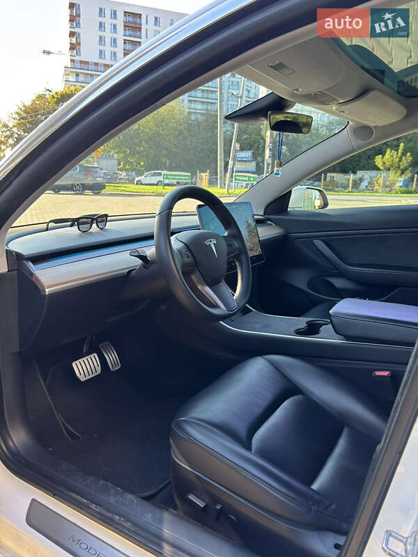 Седан Tesla Model 3 2019 в Львові