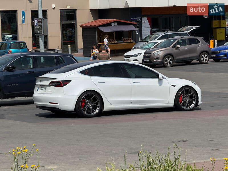 Седан Tesla Model 3 2019 в Львові
