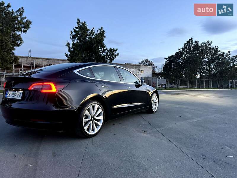 Седан Tesla Model 3 2019 в Ізмаїлі