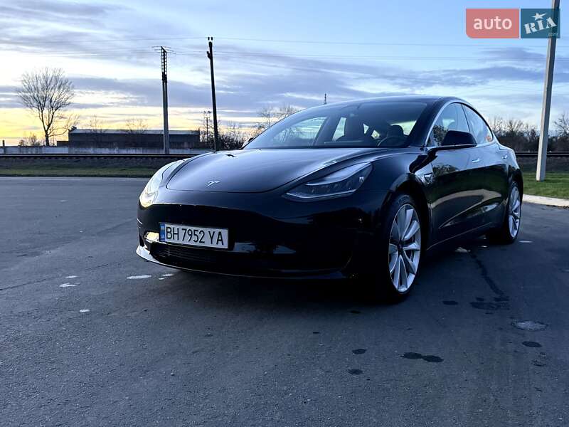 Седан Tesla Model 3 2019 в Ізмаїлі