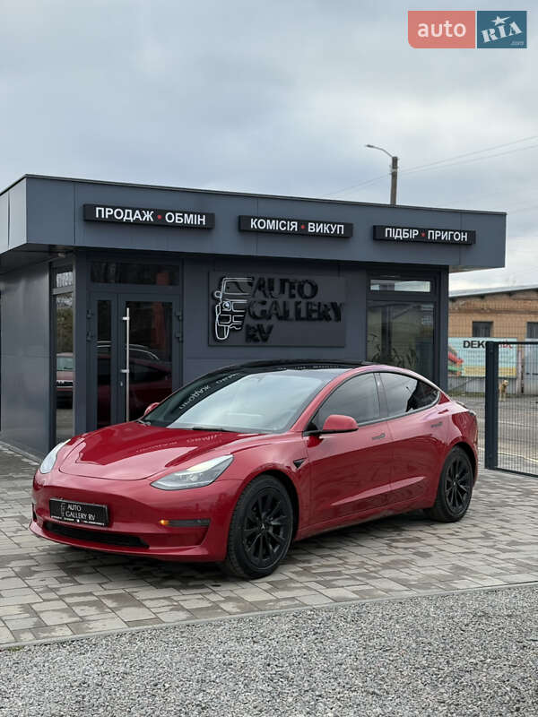 Седан Tesla Model 3 2022 в Ровно