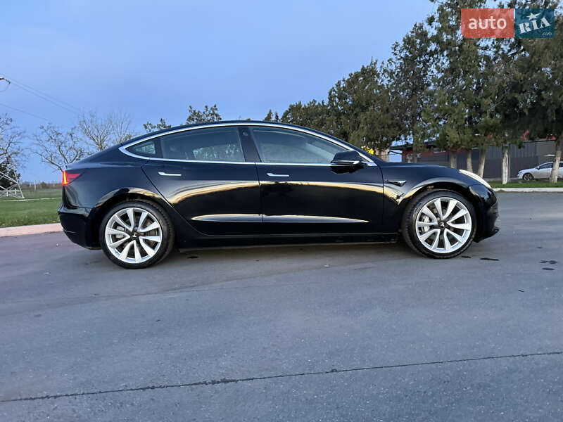 Седан Tesla Model 3 2019 в Ізмаїлі