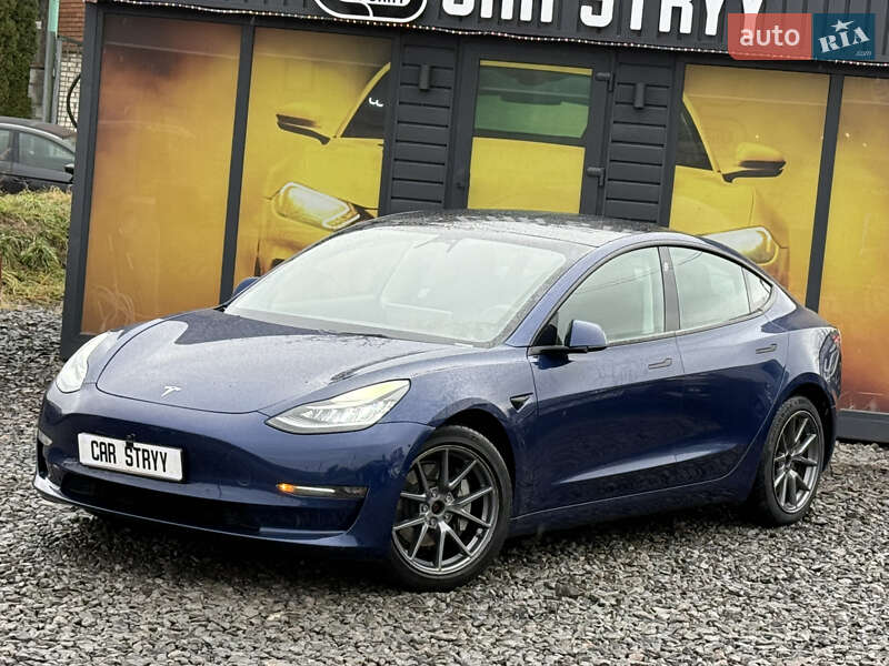 Седан Tesla Model 3 2022 в Стрию