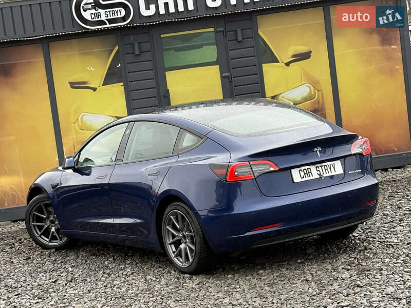 Седан Tesla Model 3 2022 в Стрию