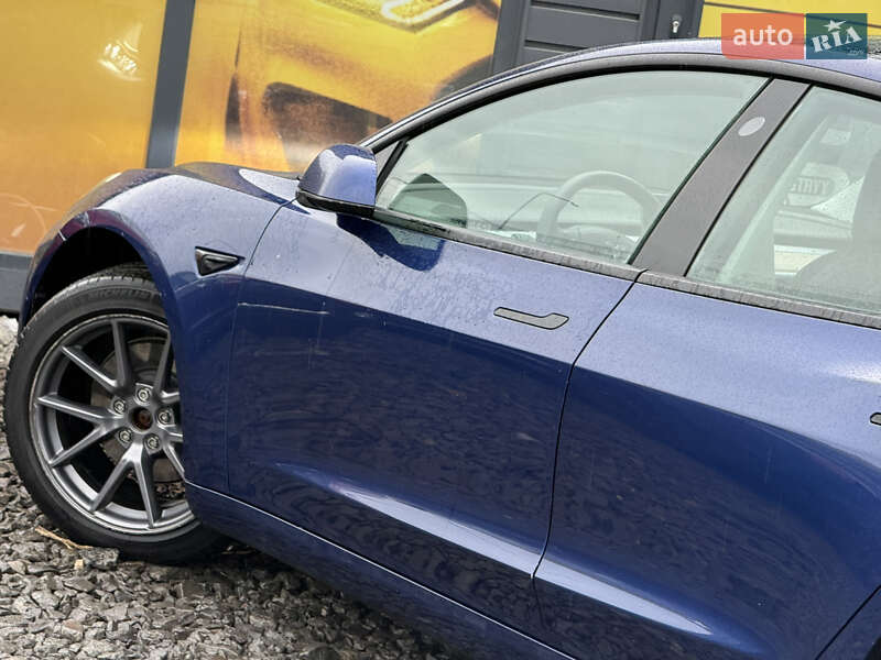 Седан Tesla Model 3 2022 в Стрию