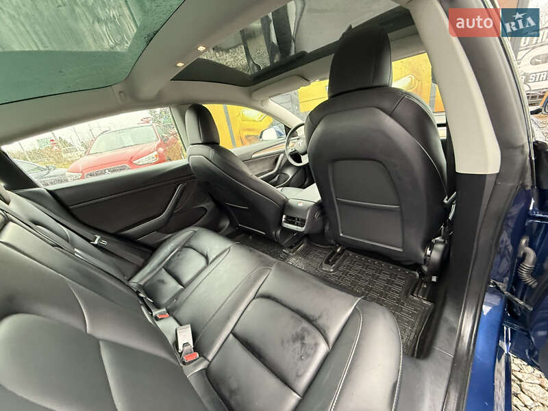 Седан Tesla Model 3 2022 в Стрию