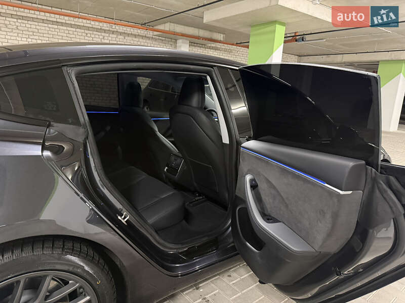 Седан Tesla Model 3 2023 в Львове