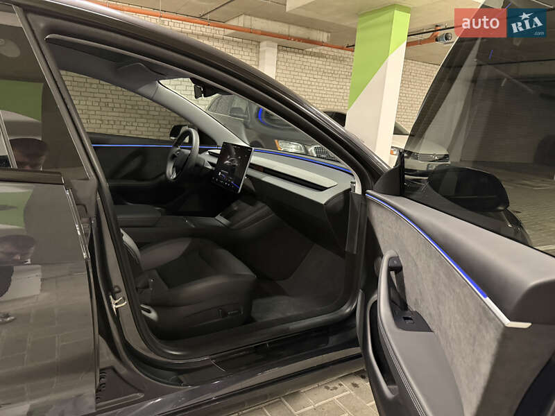 Седан Tesla Model 3 2023 в Львове