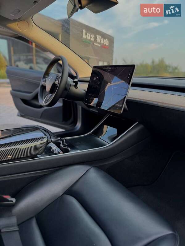 Седан Tesla Model 3 2019 в Львові