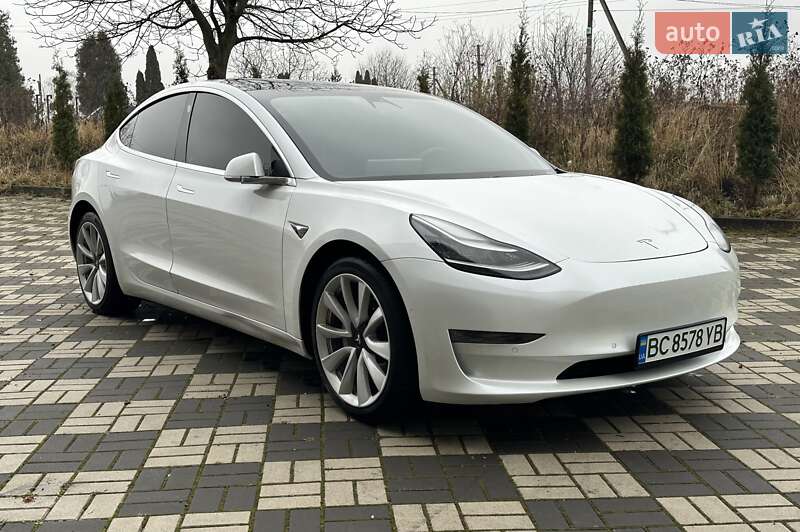 Седан Tesla Model 3 2020 в Буске