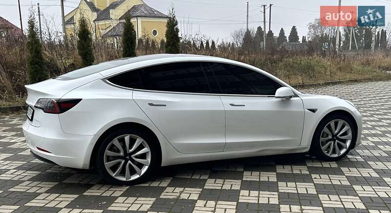 Седан Tesla Model 3 2020 в Буске