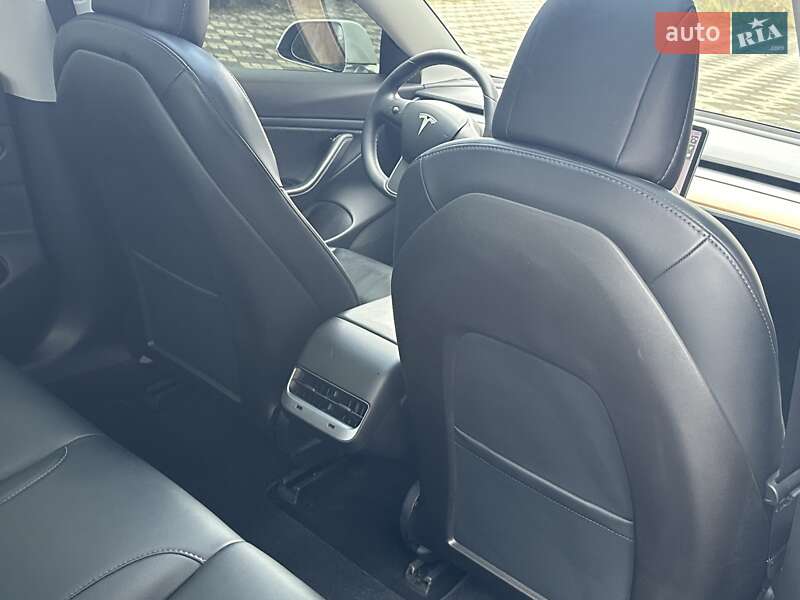Седан Tesla Model 3 2020 в Буске